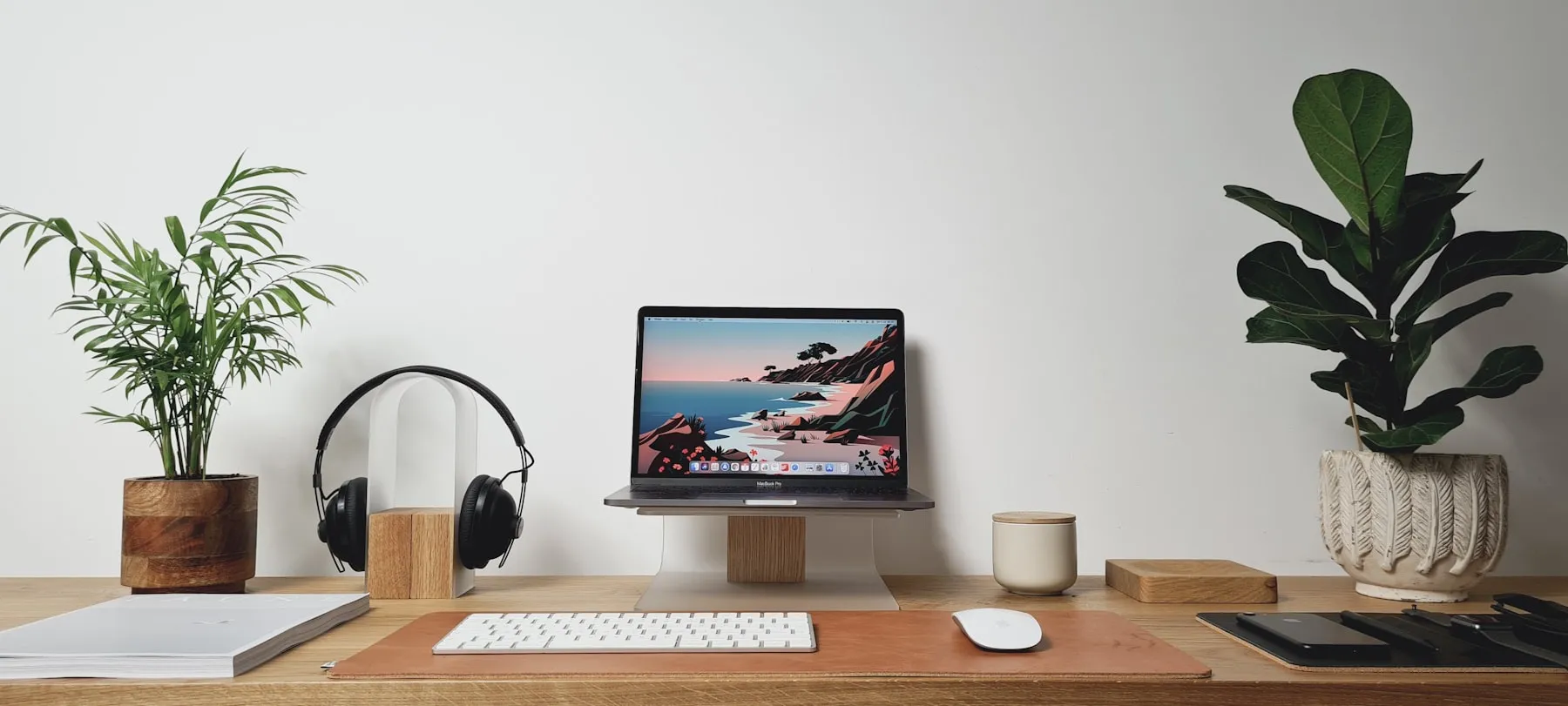 観葉植物とノートPCが置かれた落ち着いたデスク